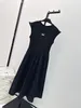 robe de femme noire de taille réunie