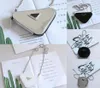 Diseñadora de moda Lady Bag Bag Plane Mini Triángulo Pequeño Tipo de cuello Tipo de lápiz Lippina de lápiz Lipportaje Cadena de mensajería de la hombro7432510