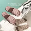 Antislip Dikke zool Eva Summer Slipper Hoog Rebound Reurloos lichtgewicht Soft Sandalen Huishuis badkamer schoenen voor mannen vrouwen 240412