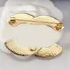 Bonne vende Brooch Brooch Womens Gift Designer Lettre Broches Brooches Brands Cadeaux de mariage de luxe 18k épingles robes en or broche Marier Party Gift Accessoire avec boîte