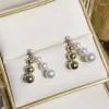 Boucles d'oreilles Stud Korean Luxury Metal Pearl Lettre V Female GeoMestic Pierce Oreing Brings Accessoires