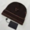 Mode vinter stickad mössa designer cap v fashionabla bonnet klädda hösthattar för män skalle utomhus kvinnor cappelli mössa stickad hatt l16