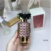 Робот парфюм мужчина в оденке в Stock Robot Style Women Perfum