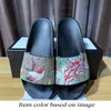 Mode män kvinnor designer sandaler blommor djurtryck glider röd blå rosa svart platt gummi molnbottnar tofflor mulor flip flops strandskor loafers skjutreglage