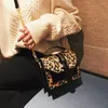 Axelväskor Leopard crossbody för kvinnor med dragkedja dekoration damkedjor handväskor och plånböcker patentläder liten väska
