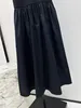 robe de femme noire de taille réunie