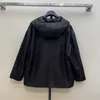 Designer des vestes pour femmes 2024 début de printemps Nouveau élégant en cuir classique coffre à poitrine Triangle métal étiquette de coton Pucj