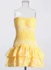 Twotwinstyle klippt ut skiktad hem sexig klänning för kvinnor stropplös ärmlös från axel hög midja miniklänningar kvinnliga kläder 240417