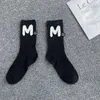 Women Socken Herumn Winter Korean koreanische Big M Letter Sports Crew Baumwolle atmungsbare Mode Männer Hip Street