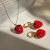 Hoop oorbellen minar schattige sprankelende volledige rode strass aardbeienhanger voor vrouwen 18k gouden PVD vergulde roestvrijstalen sieraden