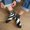 Skarpetki męskie śmieszne kostki iluzja Optyczna Streszczenie Twisted Stripes Geometry Street Style Crazy Crew Sock Prezent Wzór prezentowany