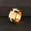 Band Luxury One Row Cubic Zirconia Wide Rings for Women Silver Color Rostfritt stål Kvinnliga kvinnor Finger Ring For Wedding Bands Mujer