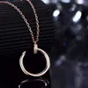 Collier de luxe de haute qualité plaqué en argent 18 carats en or rose incrusté avec un collier de diamant complet luxueux et à la mode incurve