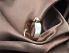 Группы Lokaer Classic из нержавеющей стали тонкие ювелирные украшения акриловой ракушка римские алфавитные кольца свадебное обручальное кольцо R17033