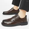 Casual Shoes Men Business Randki Mężczyzna klasyczny retro okrągłe głowa męska