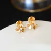 Diseñador Charm Van Gold Premium Edition Pendientes de trébol adecuados para el estilo simple y elegante de las mujeres con pétalos de diamantes brillantes de 18k flores