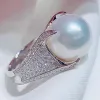 Bands Huitan Luxury 4 Claws Setting Big Imitation Pearl Rings Women Wedding Party Temperament accessoires Fancy Gift Statement Sieraden