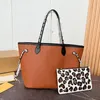 Bolsa de compras Michael Kadar Bolsa grande bolsa de bolsa genuína Leopard Zipper Carteiras Interior Zip Pocket Fashion Letters Mulheres Bolsas de ombro simples 32 cm