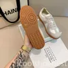 Replica kalvskinn kvinnor replikera sneaker casual skor mocka kvinnor herr svart vit sneakers designer run skum löpare tränare basket utomhus sportsko