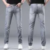 Jeans masculino Designer 2024 Marca de ponta de alta primavera/verão novo Casual Slim Fit Pés pequenos estampados a quente elástico cinza leve estilo fino 0ZCK