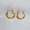 Les boucles d'oreilles et ont un style métallique cool, simple et personnalisé, à la mode et exquis.Boucles d'oreilles et boucles d'oreilles épaisses d'or authentique en laiton 681 593