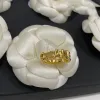 2024 Luxurys Designers Anelli pieni di anelli di banda di diamanti Flow Flower Open Open Flower europeo e americano