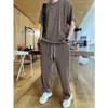 Yaz Erkek Kore Moda Gevşek İpek Takipleri Elastik Nefes Alabilir Rahat İnce Fırfırlı Tshirt Pantolon İki Parçalı Set 240420