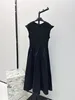 robe de femme noire de taille réunie