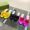 Sandały projektantów damskich Kapcie z kwiatowymi dekoracjami na wyższych cechach środkowych obcasów sandały plażowe sandalias skórzana podstawa