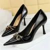 Kleiderschuhe Frauen 8cm High Heels Stiletto Pumps Spitz Zehen Wein Rote Mittelbüro Lady Metal Chain Leder Hochzeit Abschlussball