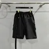 Shorts maschi Gli uomini lasciano cadere carico nero con cavallo