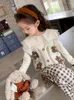 Set di abbigliamento abita da ragazza per maglione di moda in stile occidentale autunno pantaloni casual set a tre pezzi bambina dolce primavera e bambini