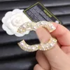 Luxusmarken -Designer Brosche 18K Gold Platted Pin Perle Brandbrief Pin Broschen Kristallschmuck Accessorie Elegantes Hochzeitsfeier Geschenk