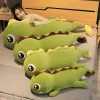 Dockor Ny Huggble Big Long Cute Dinosaur Plush Toy Soft Cartoon Animal Crocodile fylld dockan Pojkvän Pillow Girls Birthday Present