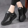 Chaussures décontractées printemps baskets en cuir noir glisser sur les femmes à lacets à l'extérieur 2024 Fashion dames confortable marche