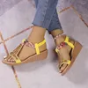 Zapatos informales Tacón bajo de colores mixtos Sandalias para mujeres 2024 Summer abiertamente Tocón Damas Hebilla de una línea PU Mujeres