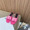 2024 مصممة جديدة للأزياء الصنادل للسيدات الأسود Flip Flop Men Rubber Flat Sliders الفاخرة Sandale Hotel Mule Slide Summer Loafer Beach Slippe