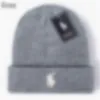 Nuevo diseño diseñador gorro de gorro clásico cartas de gorro de punto para hombres otoño invierno bordado de lana gruesa tibia