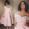 Pink Tea Länge Cocktailkleider 2018 Arabisch Off Schulter formelles Promi -Kleid Eine Linie Applizes kurze Mutterkleider Plus Size PR3642621