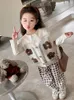 Set di abbigliamento abita da ragazza per maglione di moda in stile occidentale autunno pantaloni casual set a tre pezzi bambina dolce primavera e bambini