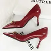 Kleiderschuhe Frauen 8cm High Heels Stiletto Pumps Spitz Zehen Wein Rote Mittelbüro Lady Metal Chain Leder Hochzeit Abschlussball