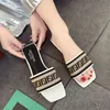 2024 Slide Nouveau sandals Luxury Femme Sandale Brand Tongs pour femmes Sanneuses de mode élégante de haute qualité