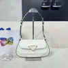 Designer väskor lyxiga PA2024 Nytt lackläder underarmsäck handväska enkel axelväska triangel etikett mode casual mångsidig väska