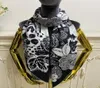 Women039s Fashion Scarf Size 130cm 130cm 100 Twill Silk Material Print Letters Leaves Mönster Vacker Square Scarve1474134