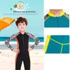 Onepiece Quick Torking Summer Boys Badkläder Barn Baddräkter Kid Hög ärm Sun Protection inklusive Swimming Caps 240415