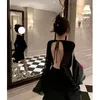 Sukienki swobodne czarny seksowny pasek bez pleców ciasny talia długi rękaw szczupła sukienka 2024 Letnia moda