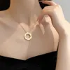 Colar de luxo de alta qualidade Luz de luxo de seis diamantes bolo circular de titânio colar de aço feminino nicho de temperamento clavôlea jóias de ponta sofisticada