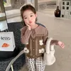 Set di abbigliamento abita da ragazza per maglione di moda in stile occidentale autunno pantaloni casual set a tre pezzi bambina dolce primavera e bambini