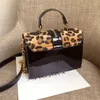 Axelväskor Leopard crossbody för kvinnor med dragkedja dekoration damkedjor handväskor och plånböcker patentläder liten väska