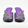 Scarpe di abbigliamento Ultimo colore viola Donne estive Pompe eleganti donne decorate con strass italiano per le feste